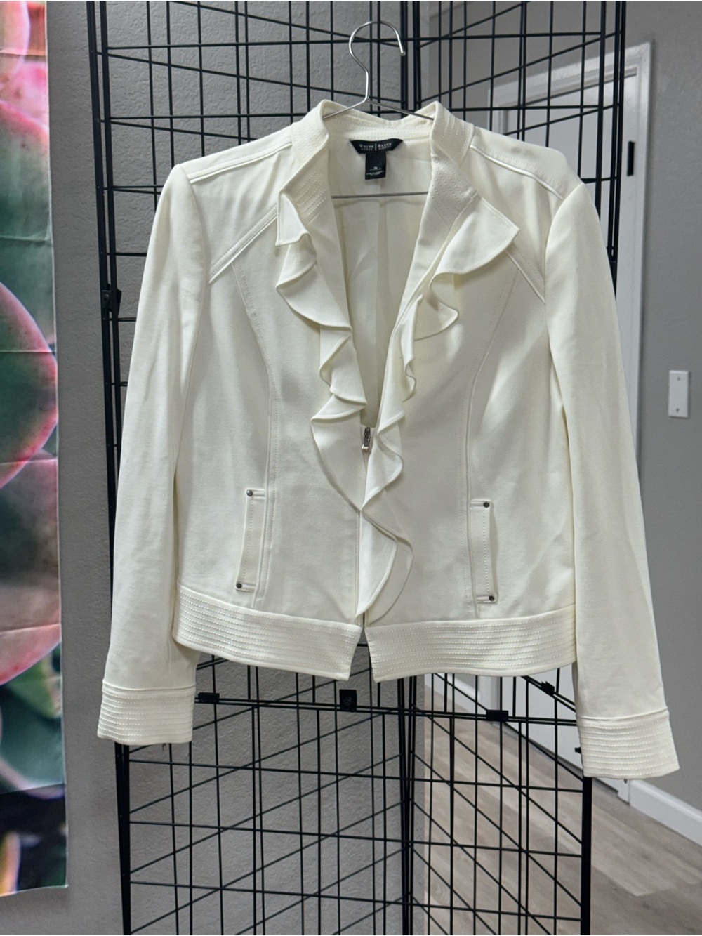 White House Black Market Cream Ruffle-Trim Zip Blazer size 16 Pit 21”, L 22”